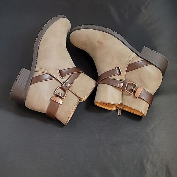 BRAND NEW I LOVE COMFORT VINTAGE ROUND TOE CROSSOVER BUCKLE STRAP ANKLE BOOTIES - Picture 11 of 16